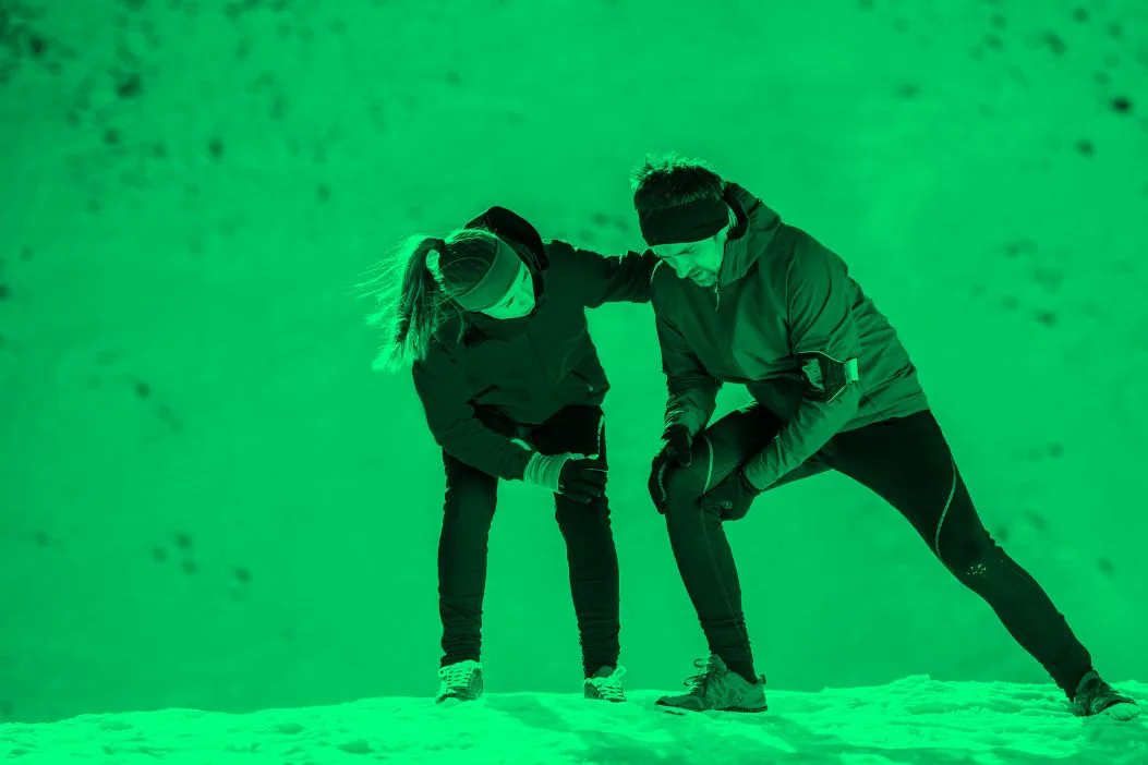 Une personne qui souffre du genoux lors d'une randonnée en montagne.