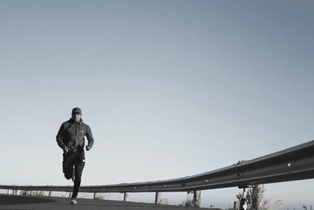 Un homme faisant du sport pour améliorer ces réflexes