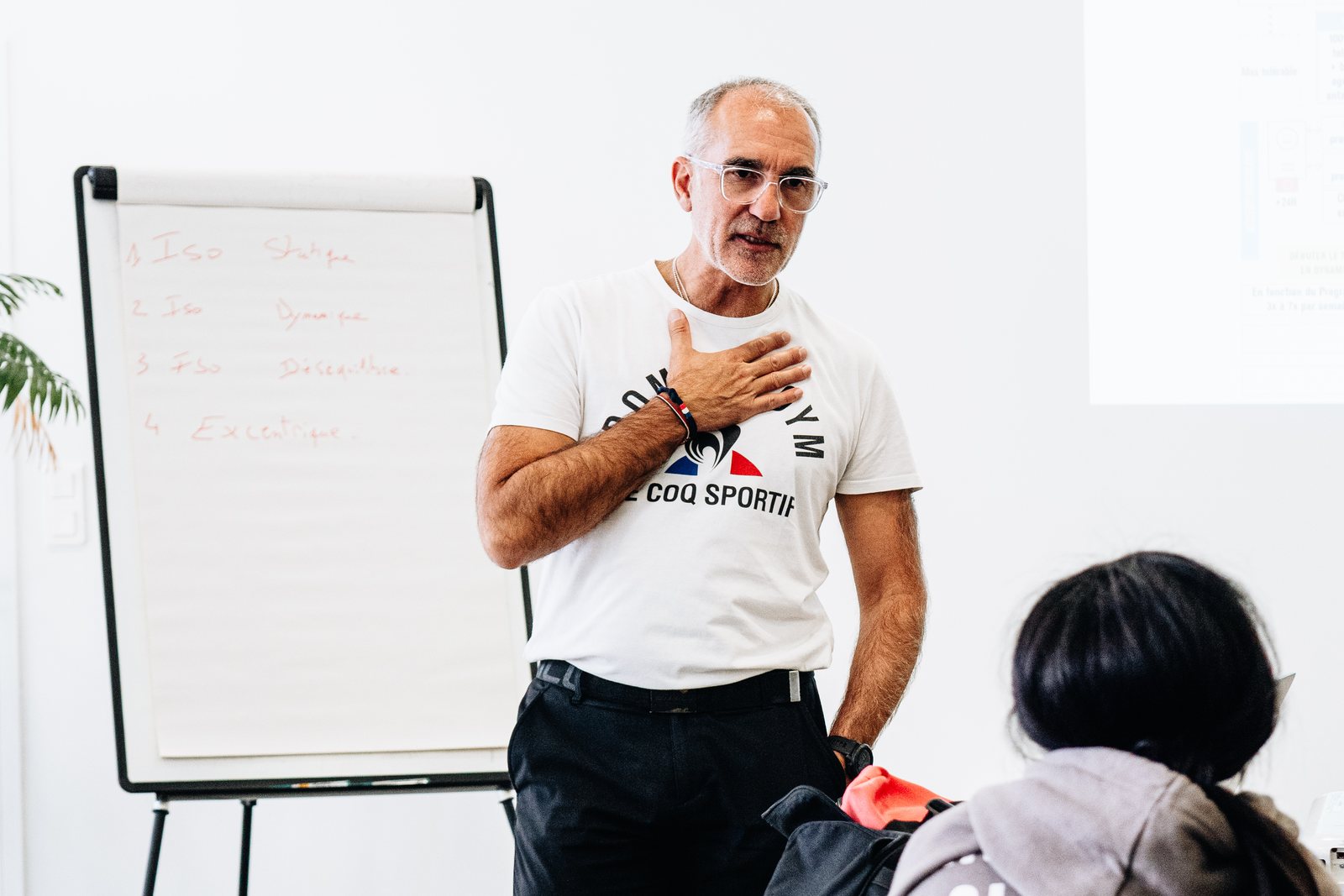Formateur Domicil'Gym animant un cours théorique devant des stagiaires CQP IF.