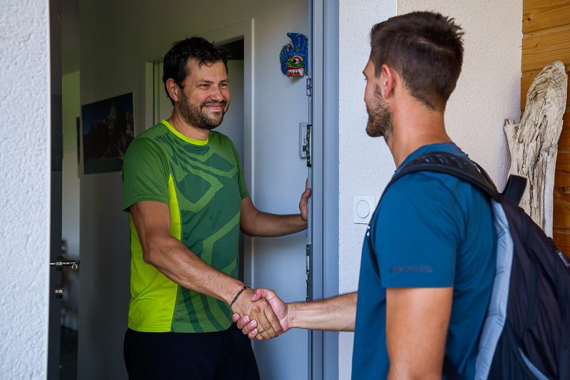 Coach sportif accueillant un client à domicile